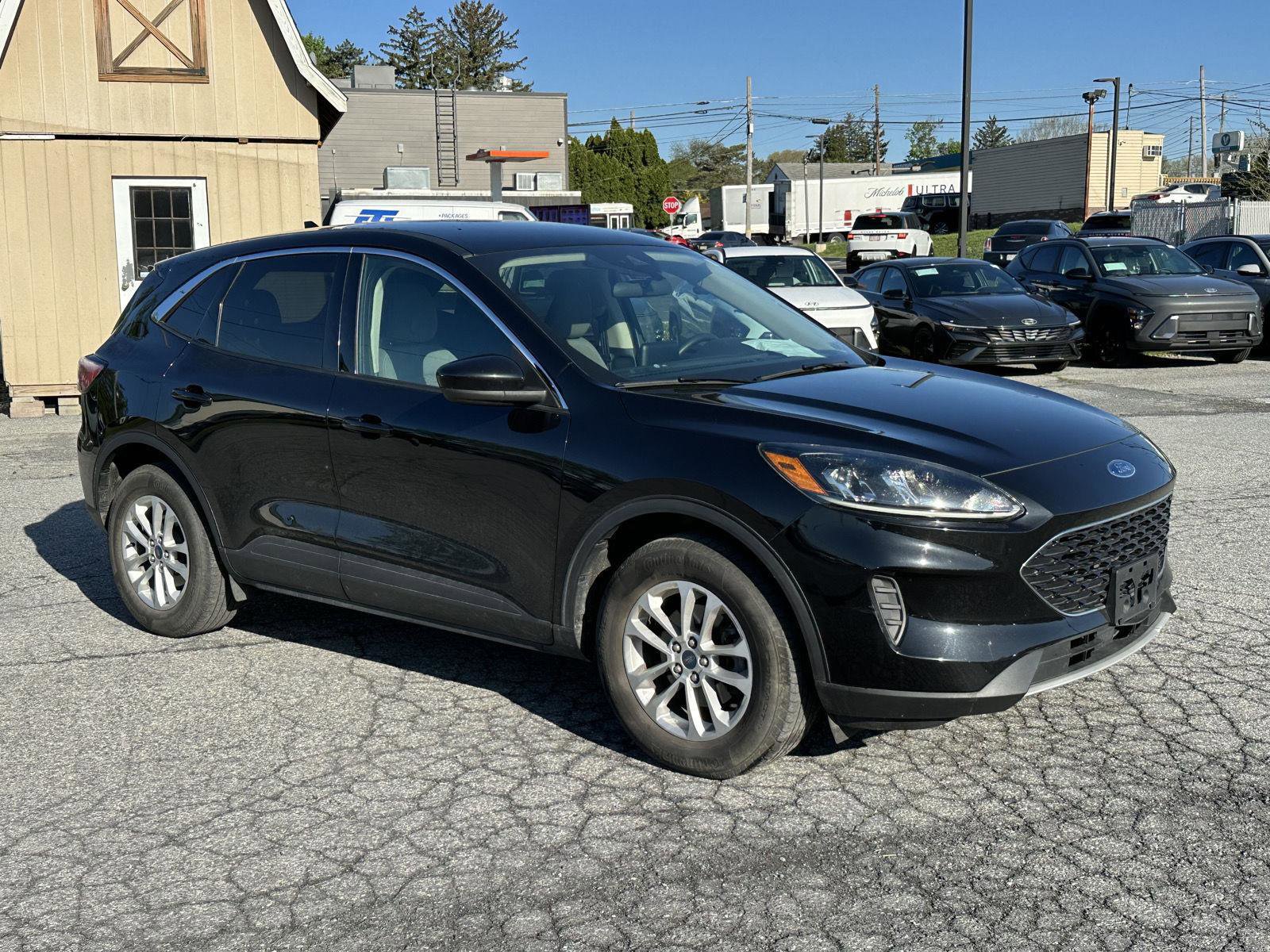 Used 2020 Ford Escape SE image 2