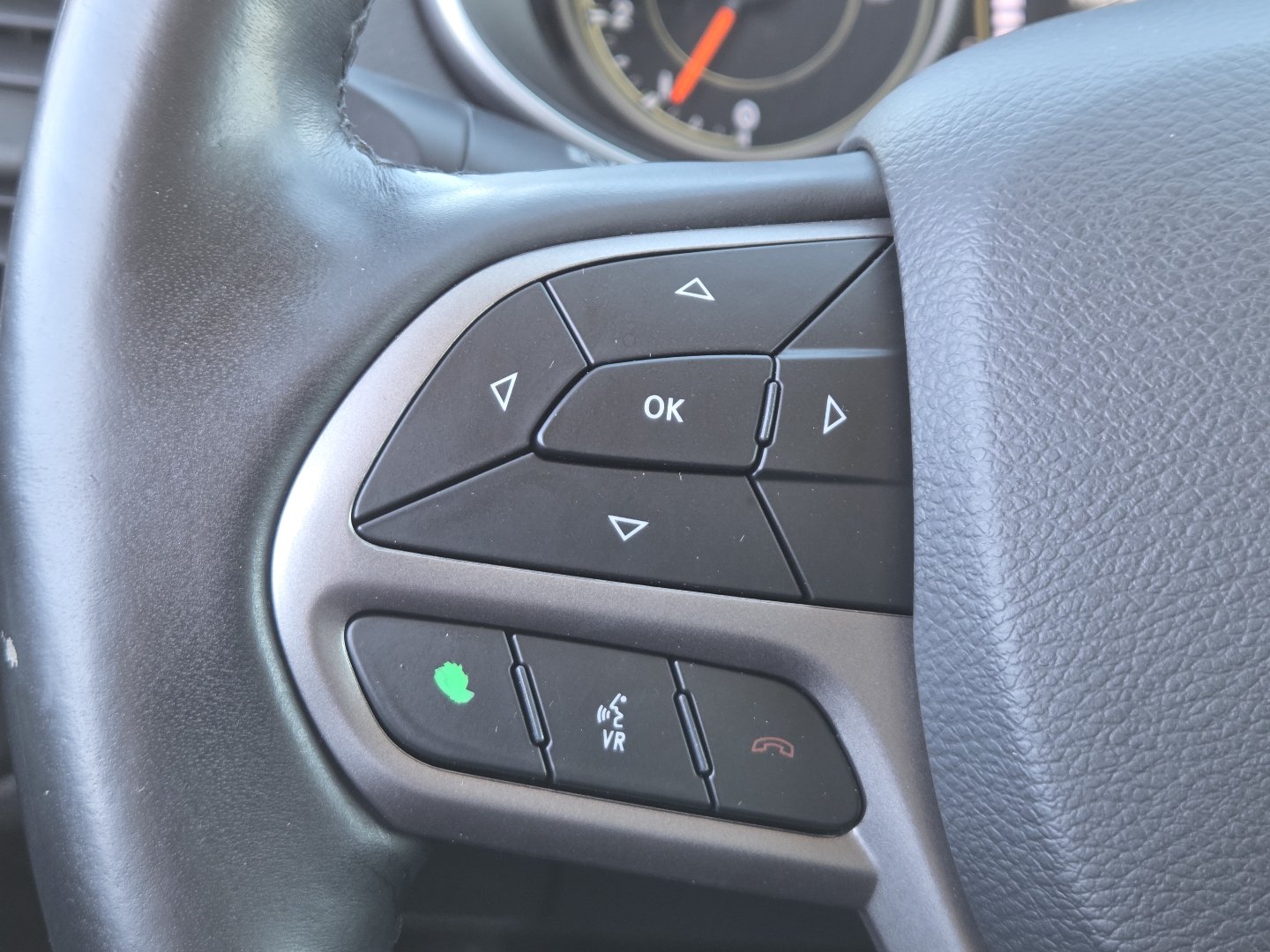 Used 2019 Jeep Cherokee Latitude Plus w/ Comfort/Convenience Group AWD/4WD image 30