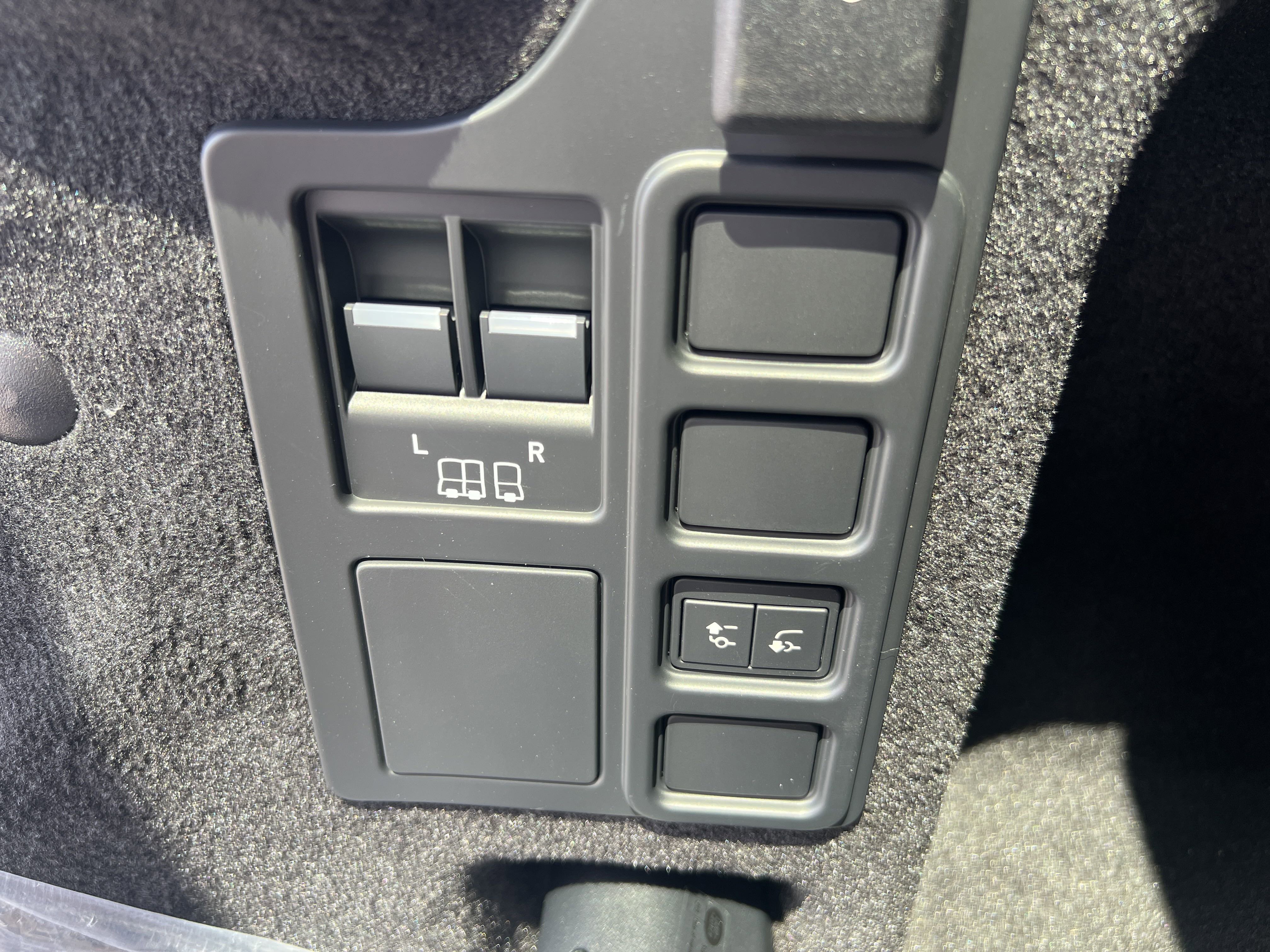 New 2025 Land Rover Discovery S image 35