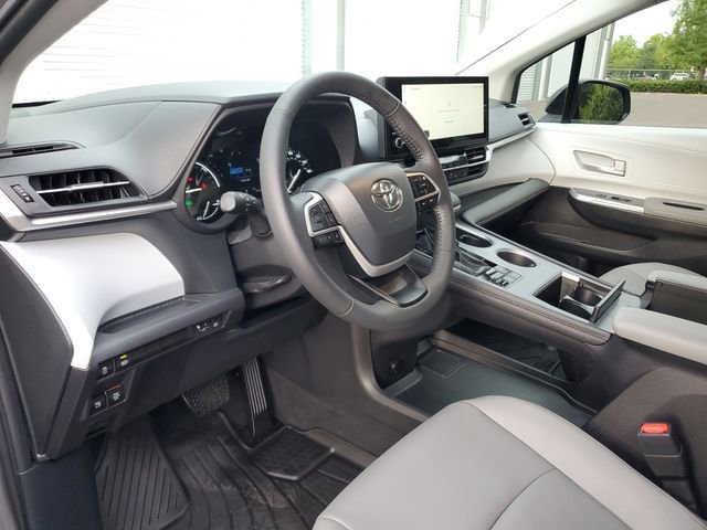 Used 2026 Toyota Sienna XLE FWD image 19