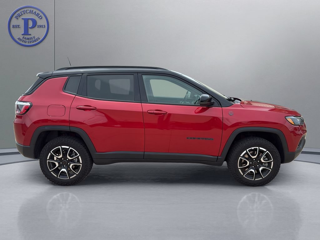Used 2025 Jeep Compass Trailhawk AWD/4WD image 8