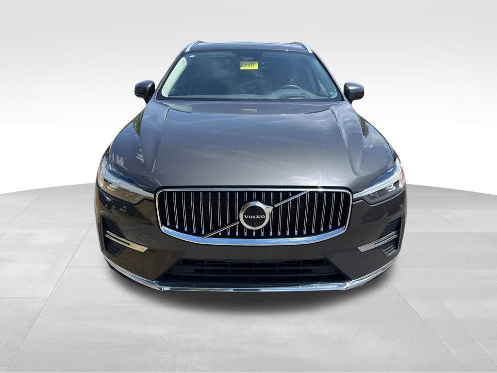 Used 2023 Volvo XC60 B5 Ultimate w/ Protection Package Premier FWD image 3