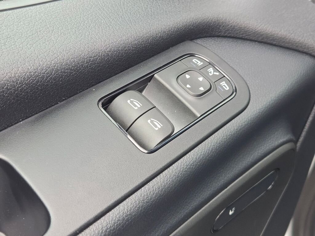 Used 2024 Mercedes-Benz eSprinter 170 Cargo image 19