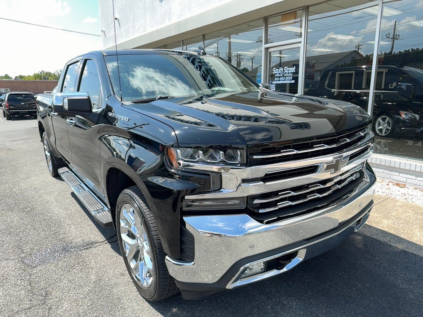 Used 2019 Chevrolet Silverado 1500 LTZ w/ LTZ Plus Package AWD/4WD image 2