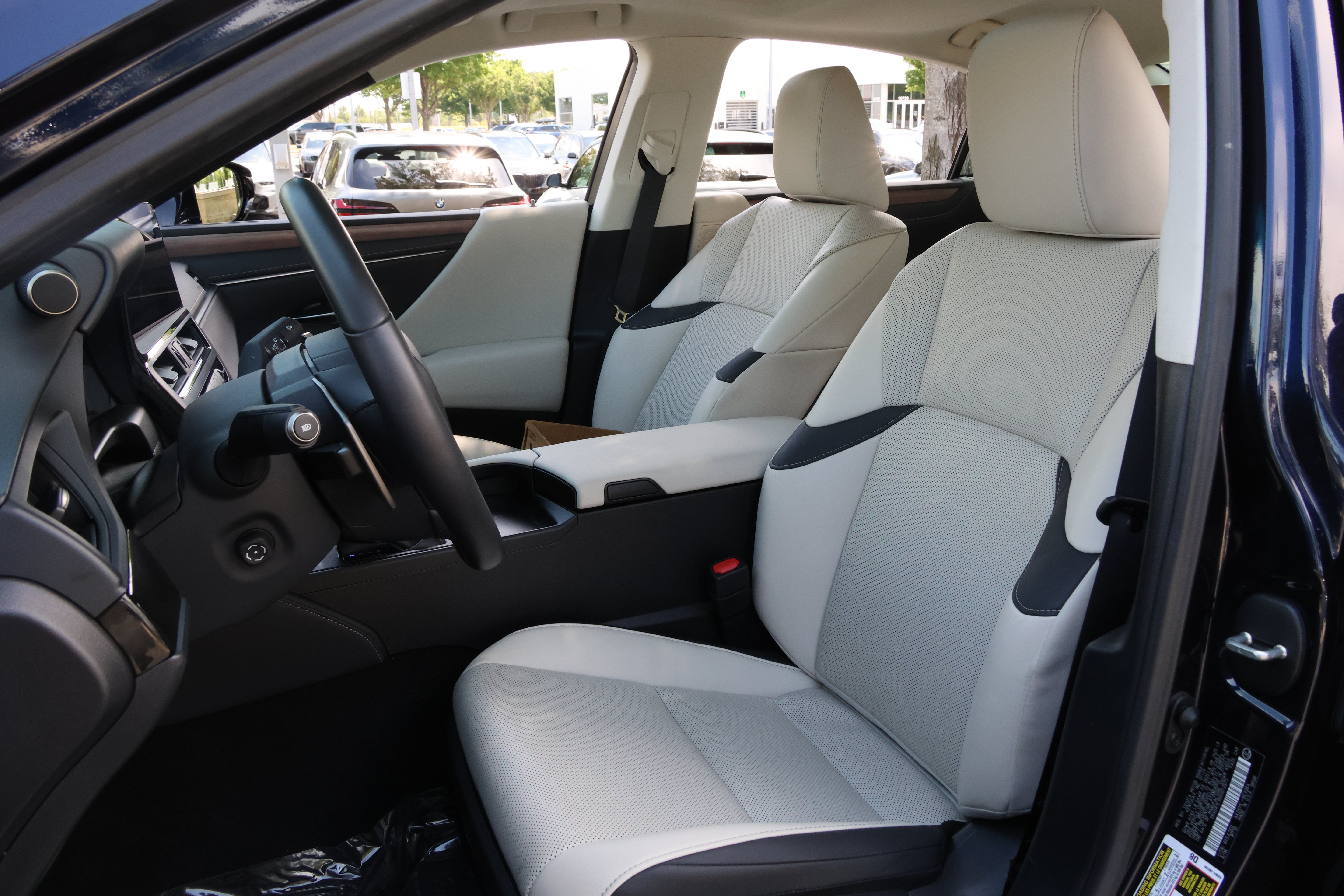 Used 2025 Lexus ES 300h w/ Premium Package FWD image 32