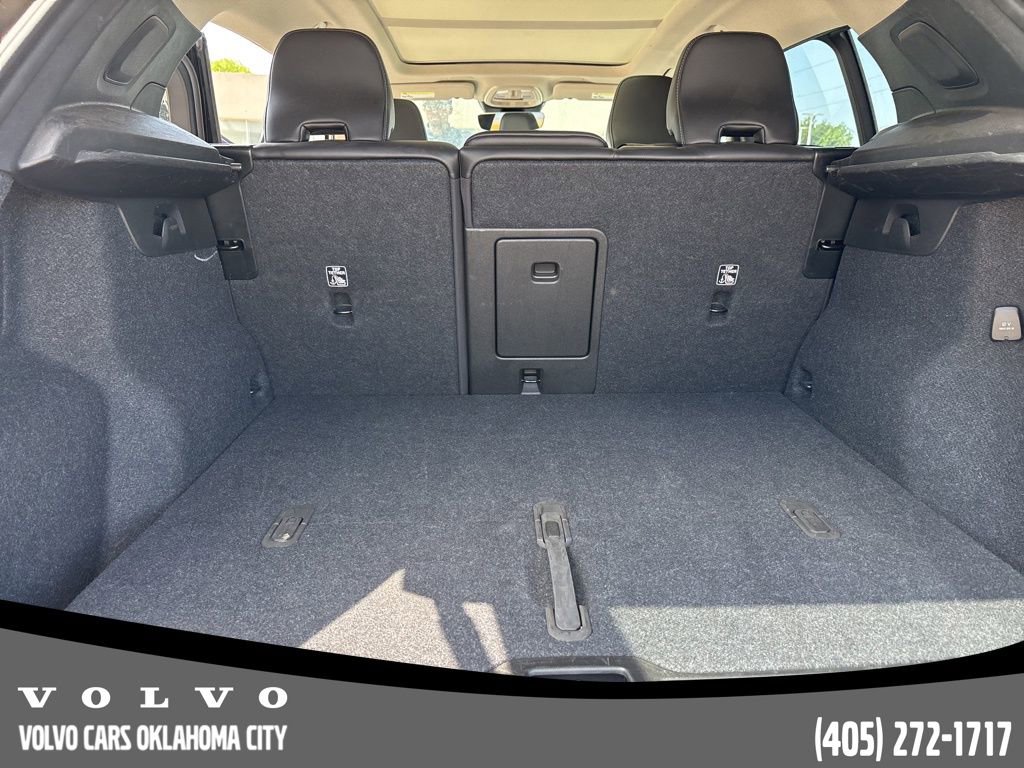 Used 2025 Volvo XC40 B5 Plus image 17