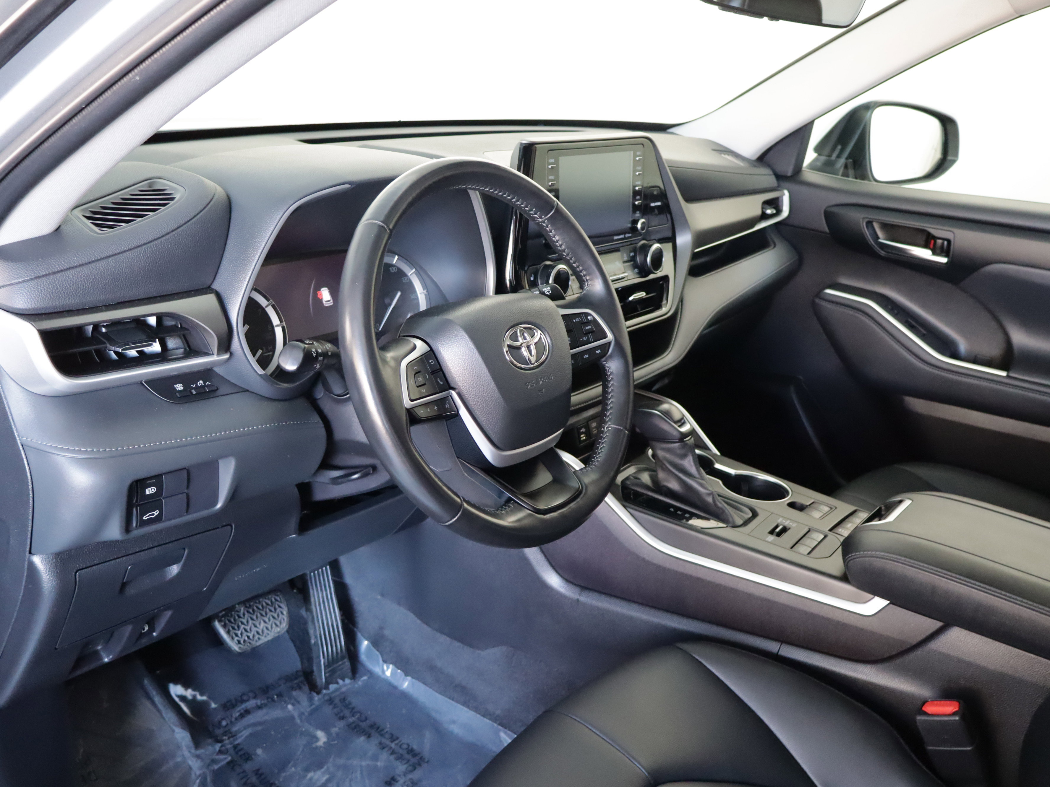 Used 2022 Toyota Highlander XLE image 11