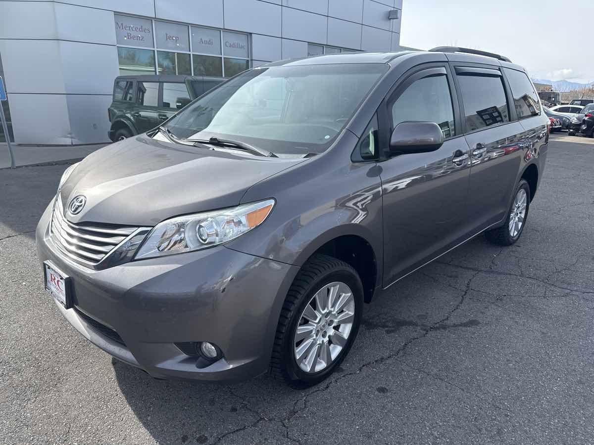 Used 2015 Toyota Sienna XLE image 2
