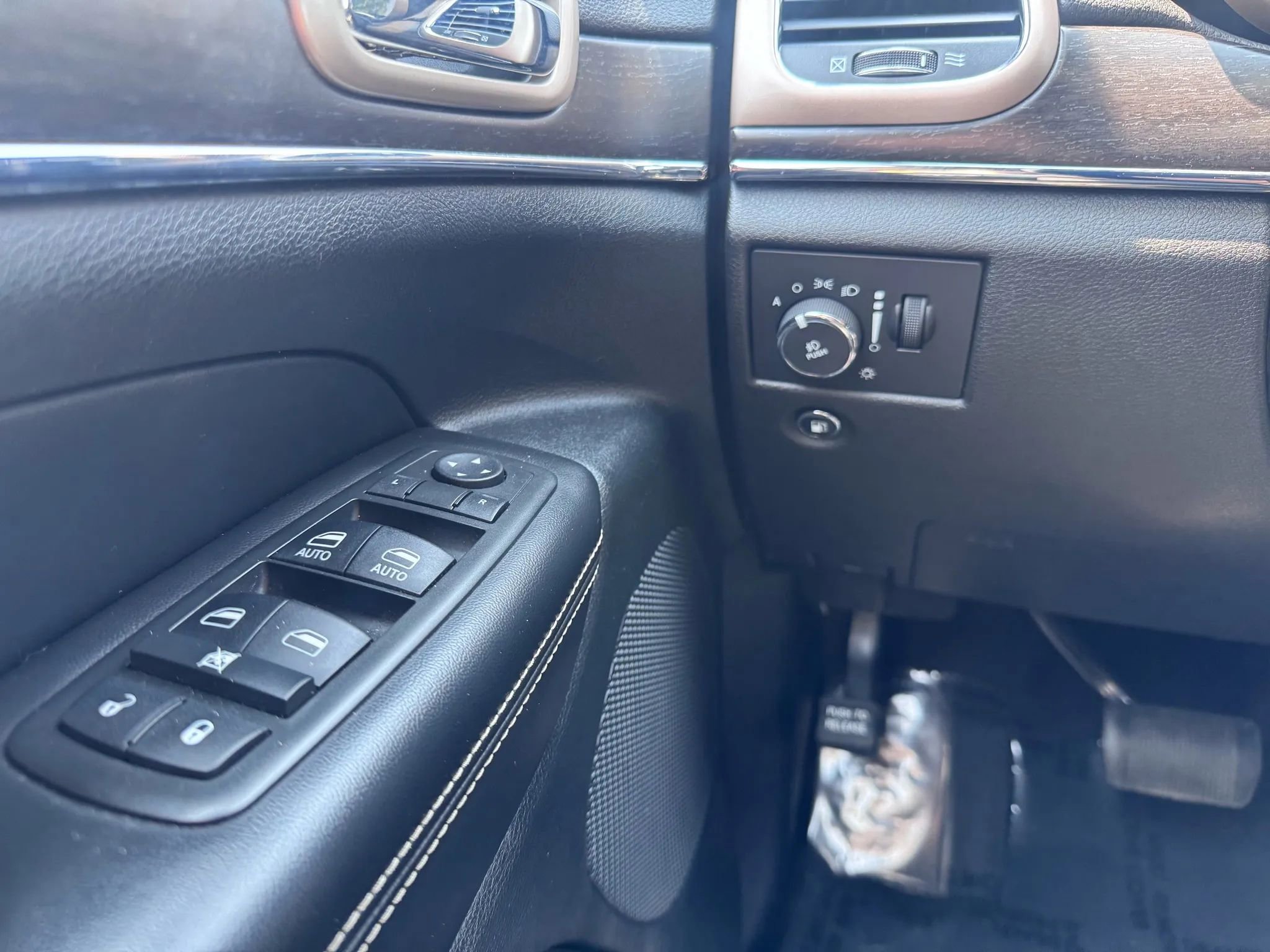 Used 2015 Jeep Grand Cherokee Limited w/ Trailer Tow Group IV image 17