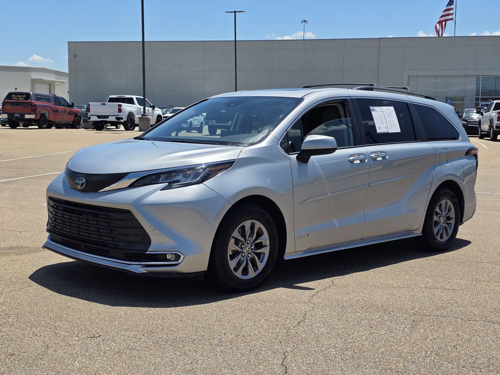 Used 2021 Toyota Sienna XLE FWD image 1