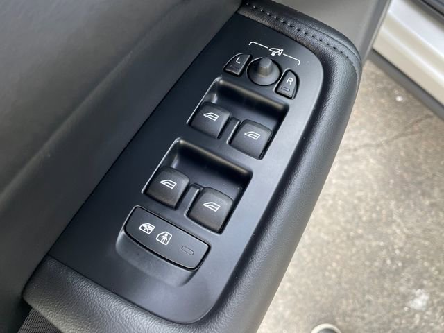 Used 2025 Volvo XC60 B5 Plus image 27