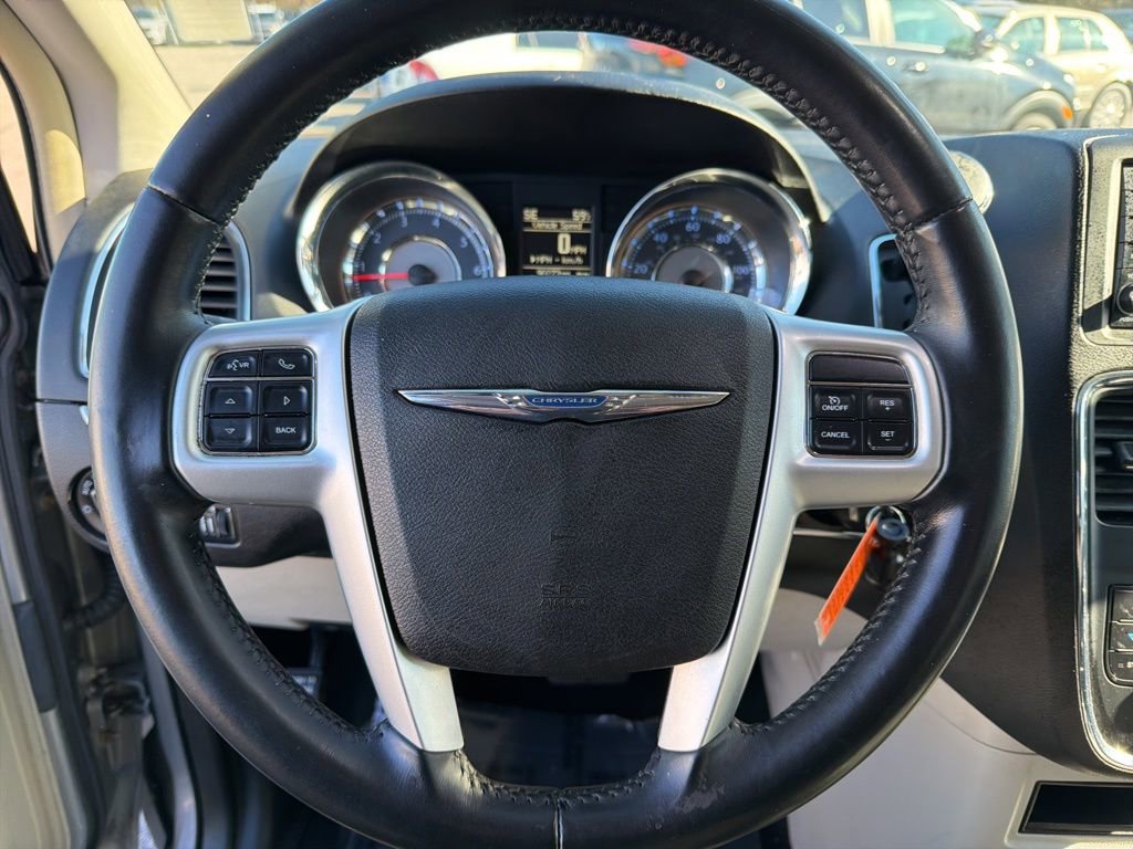 Used 2015 Chrysler Town & Country Touring image 16