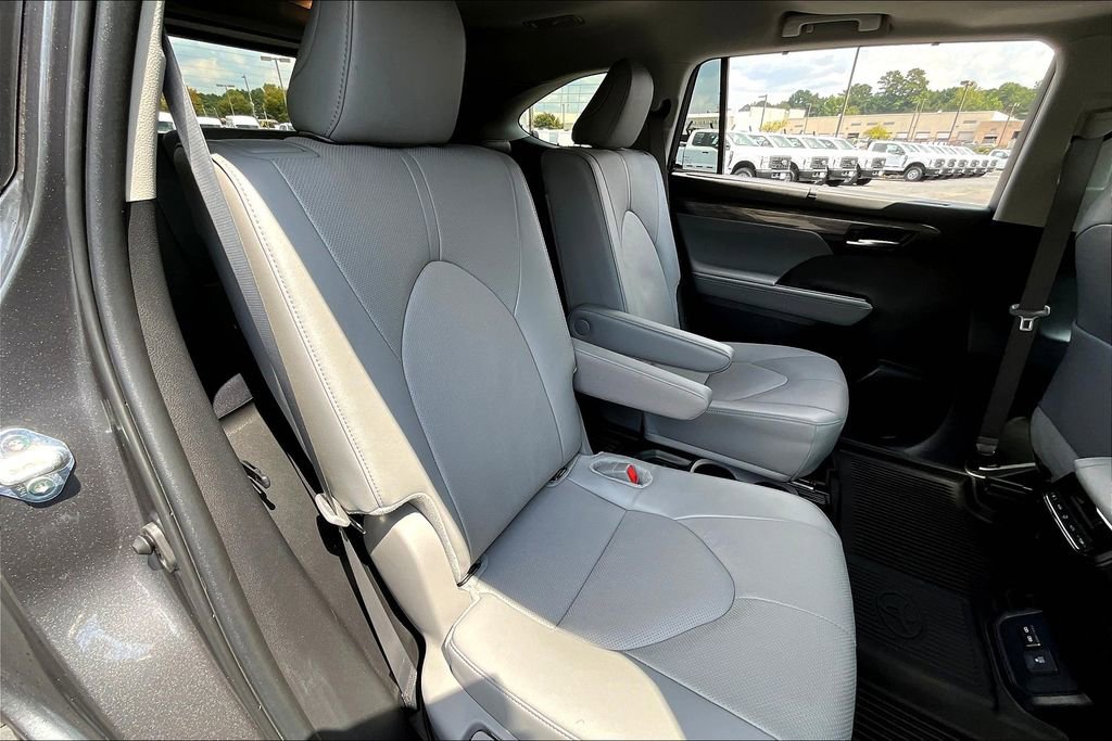 Used 2024 Toyota Highlander Limited image 27