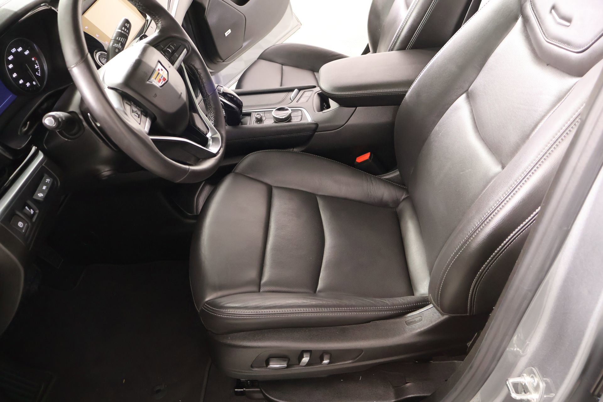 Used 2025 Cadillac XT6 Premium Luxury w/ Technology Package FWD image 11