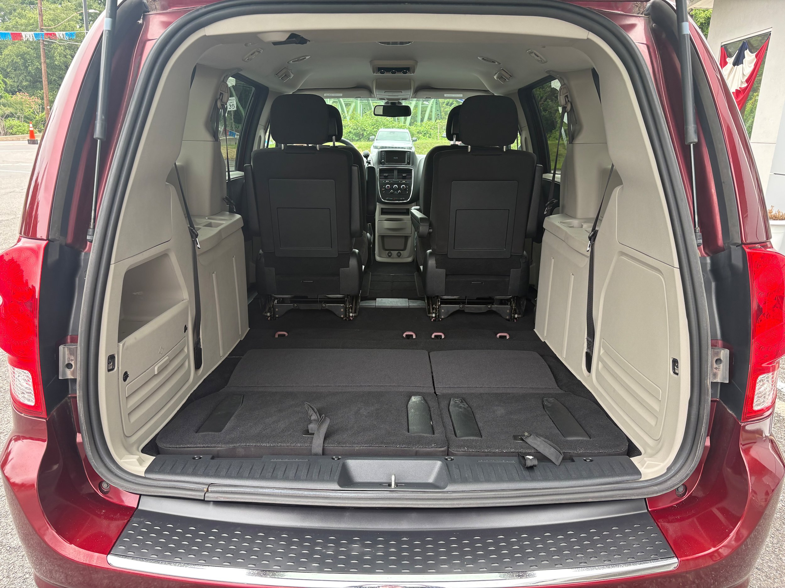 Used 2019 Dodge Grand Caravan SE FWD image 12