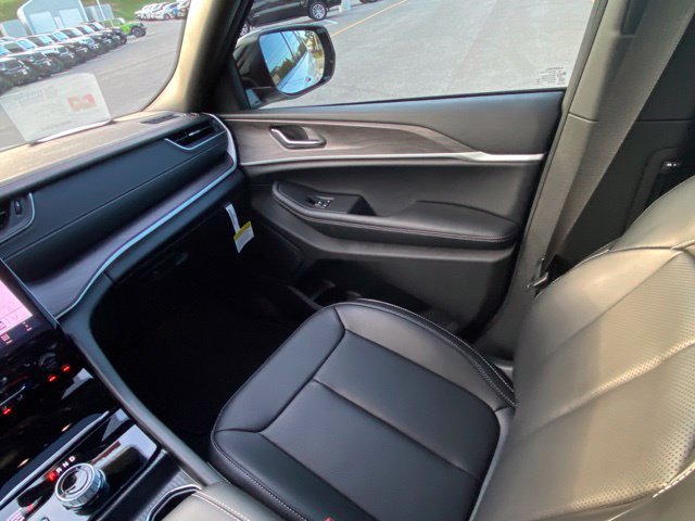Used 2025 Jeep Grand Cherokee L Limited w/ Luxury Tech Group II AWD/4WD image 27
