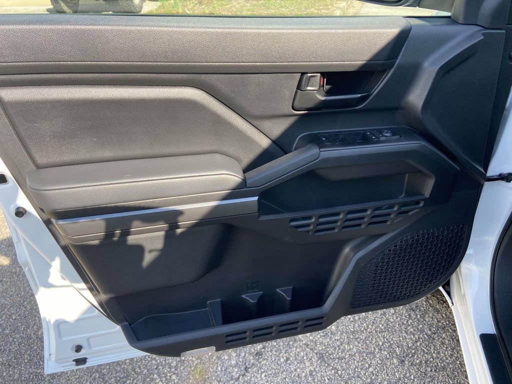 Used 2025 Toyota Tacoma SR5 AWD/4WD image 12
