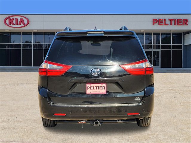 Used 2020 Toyota Sienna LE w/ LE Preferred Package image 5