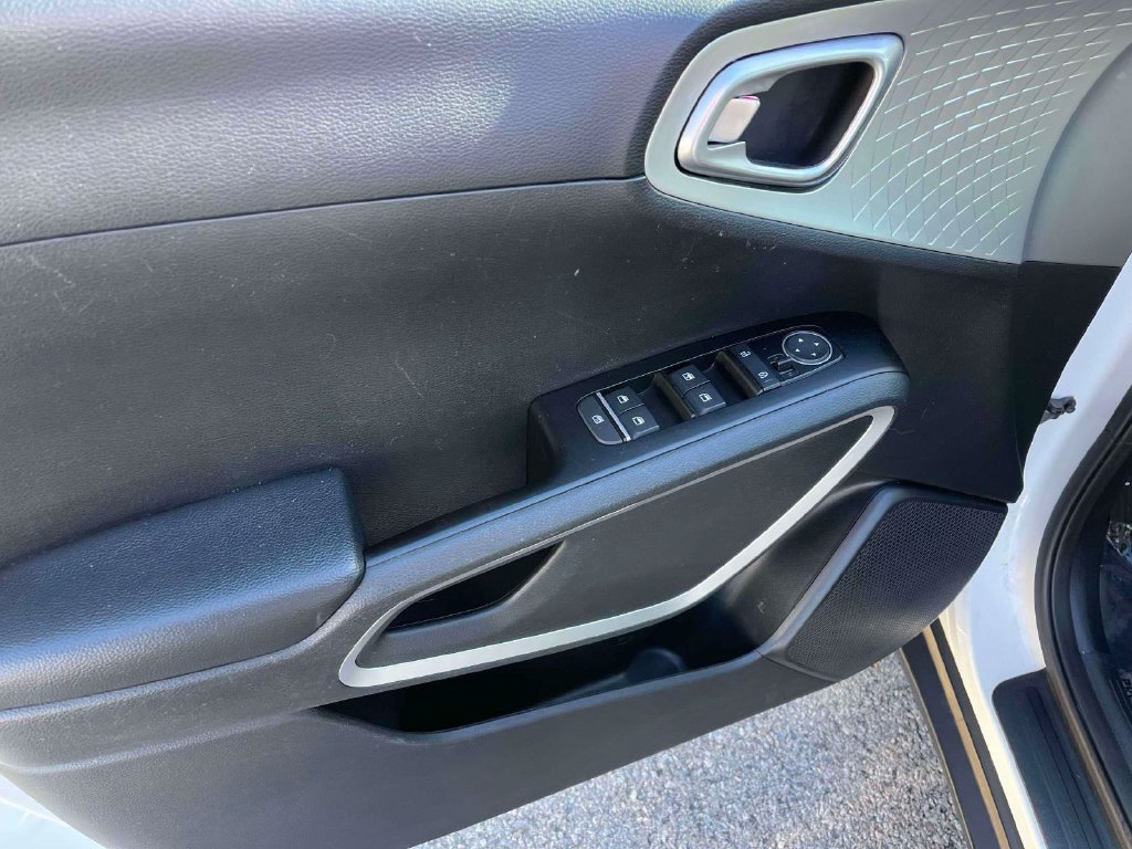 Used 2023 Kia Soul LX w/ LX Technology Package FWD image 13