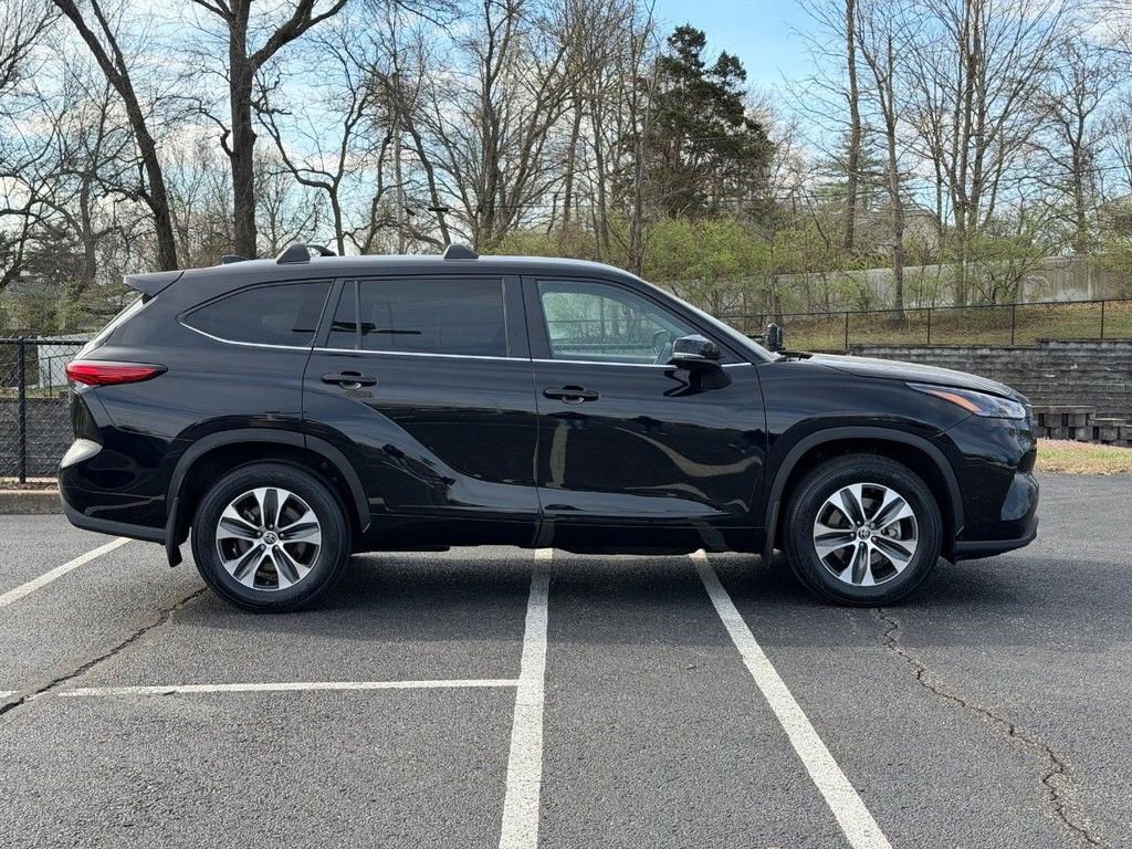 Used 2023 Toyota Highlander XLE video 2