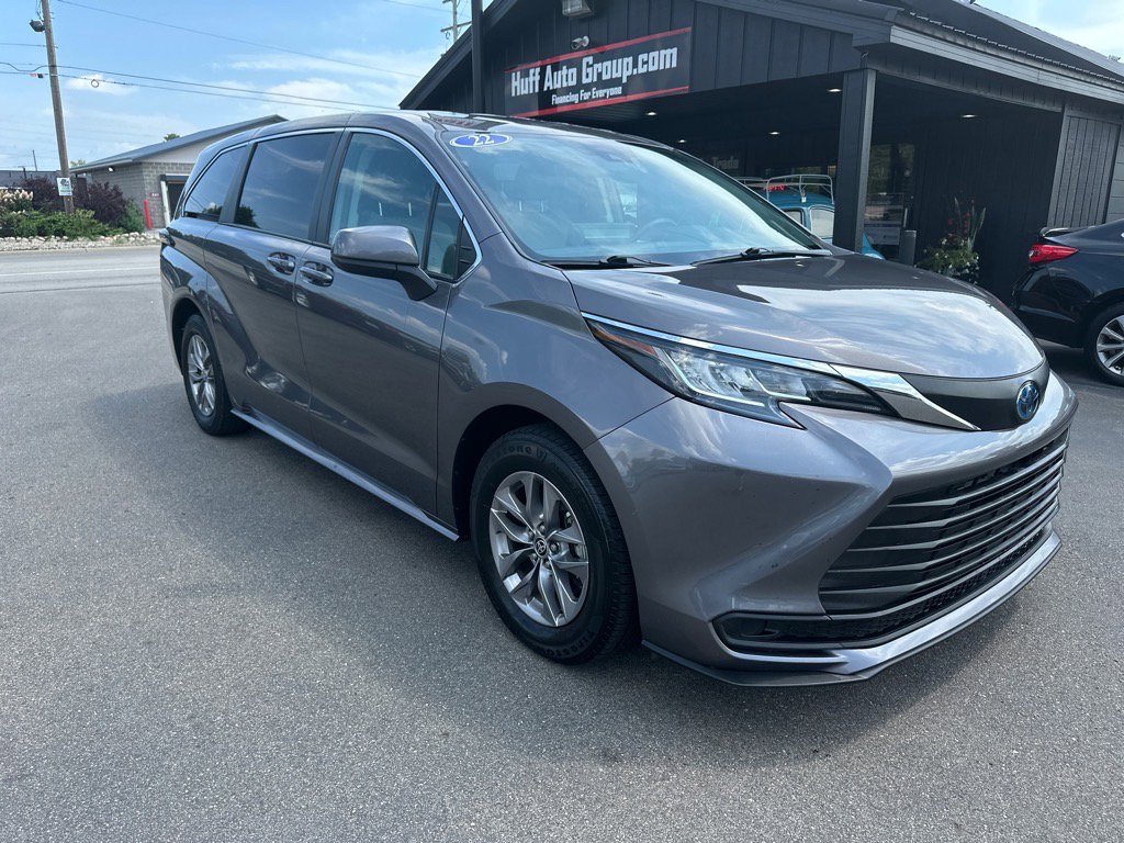 Used 2022 Toyota Sienna LE image 4
