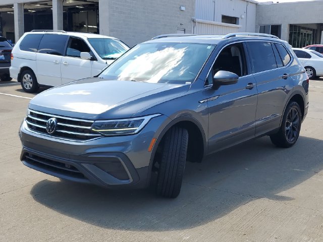 Used 2023 Volkswagen Tiguan SE w/ Panoramic Sunroof Package AWD/4WD image 2