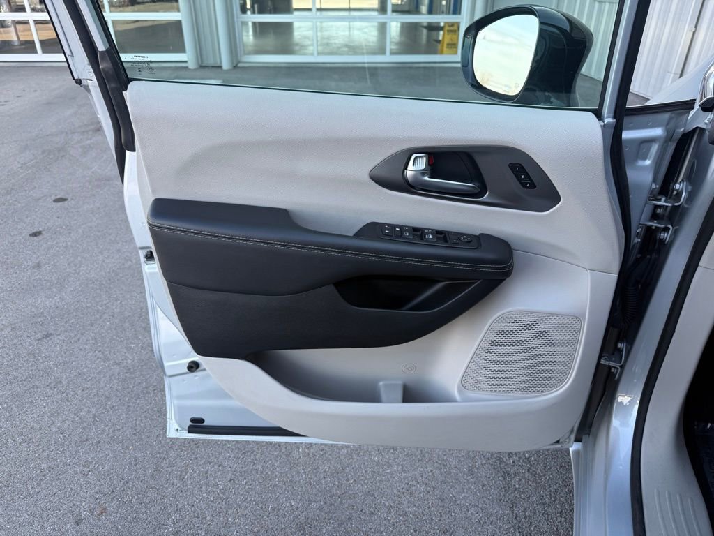 Used 2024 Chrysler Pacifica Touring-L image 8
