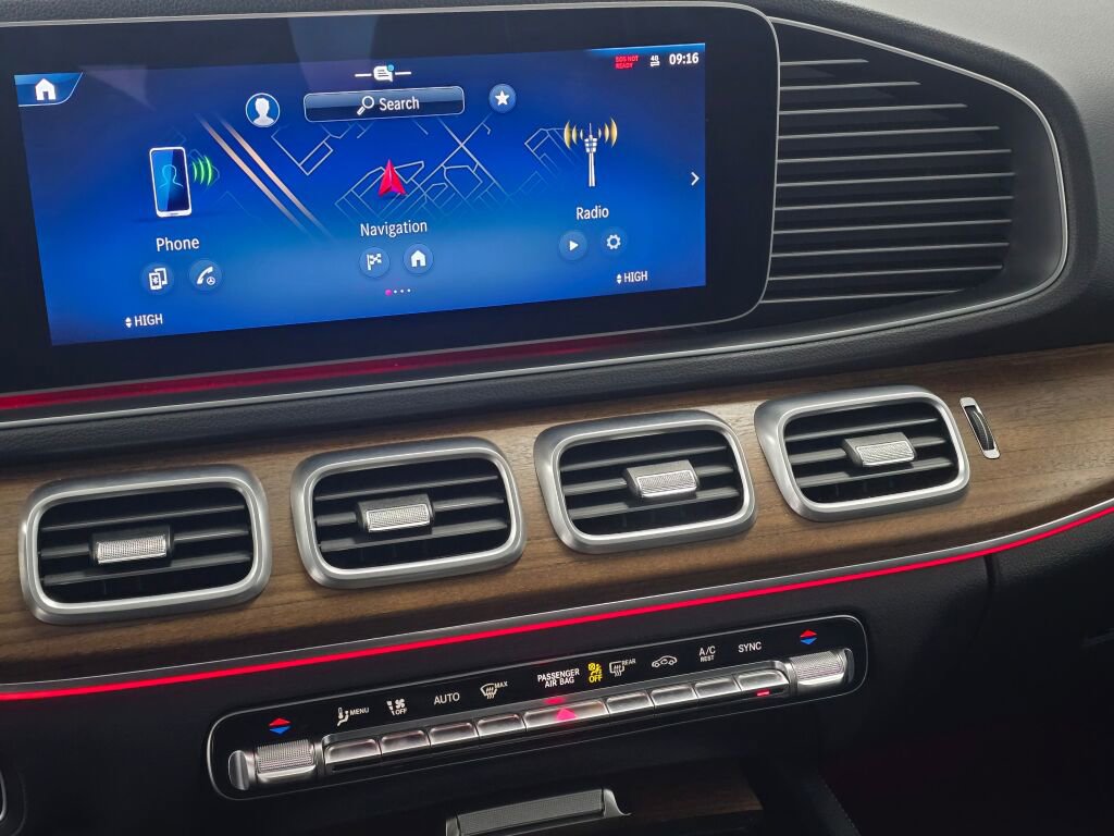 Used 2025 Mercedes-Benz GLE 350 4MATIC w/ Driver Assistance Package image 15