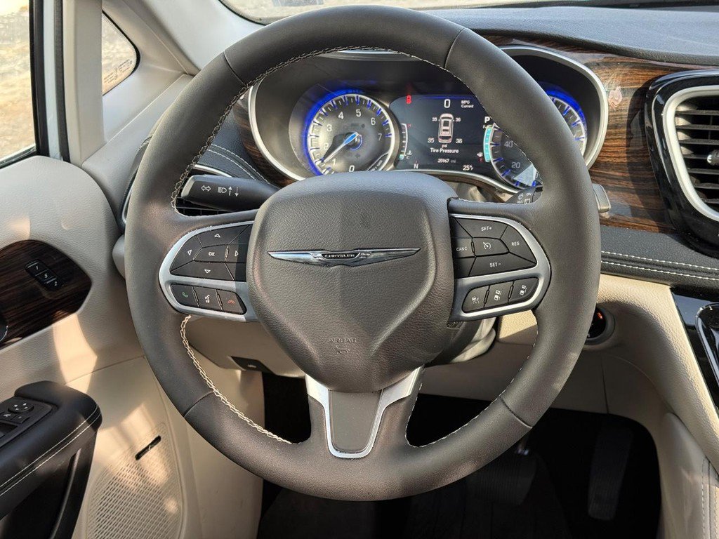 Used 2024 Chrysler Pacifica Limited w/ Uconnect Theater Family Group image 15