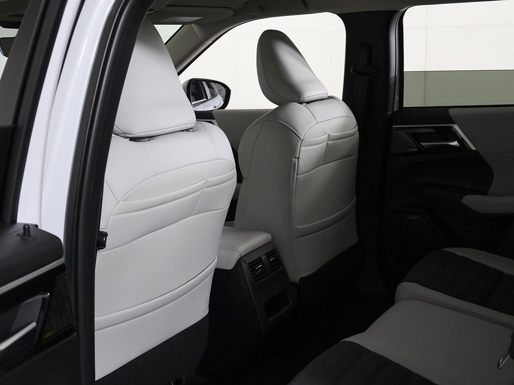 New 2025 Mitsubishi Outlander SE image 31