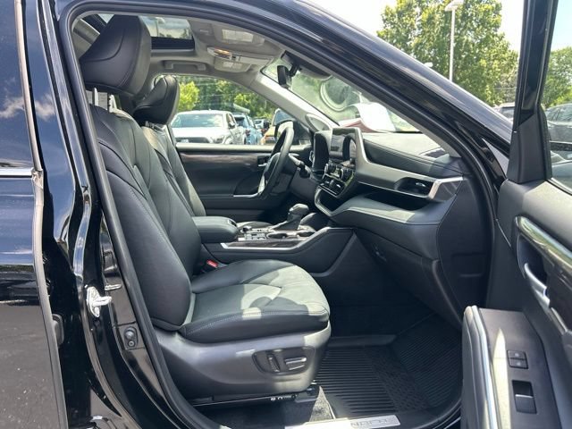 Used 2025 Toyota Highlander Limited AWD/4WD image 19