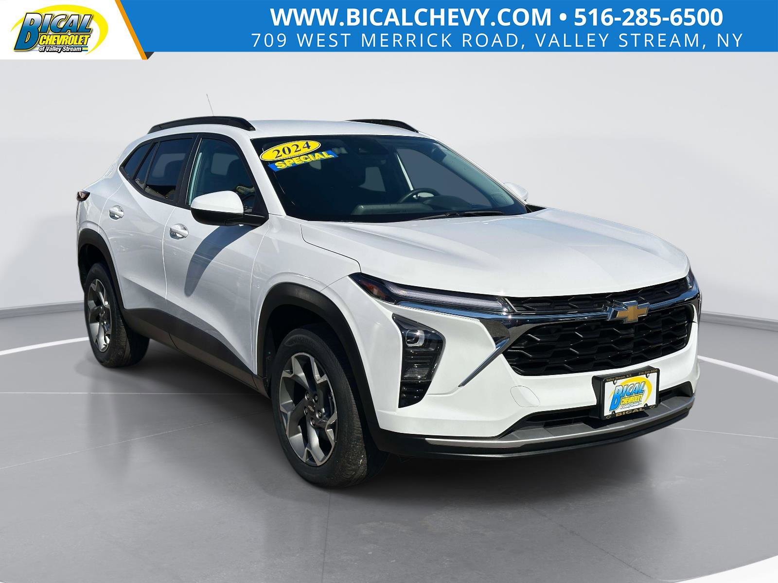 Used 2024 Chevrolet Trax LT w/ Driver Confidence Package FWD image 1