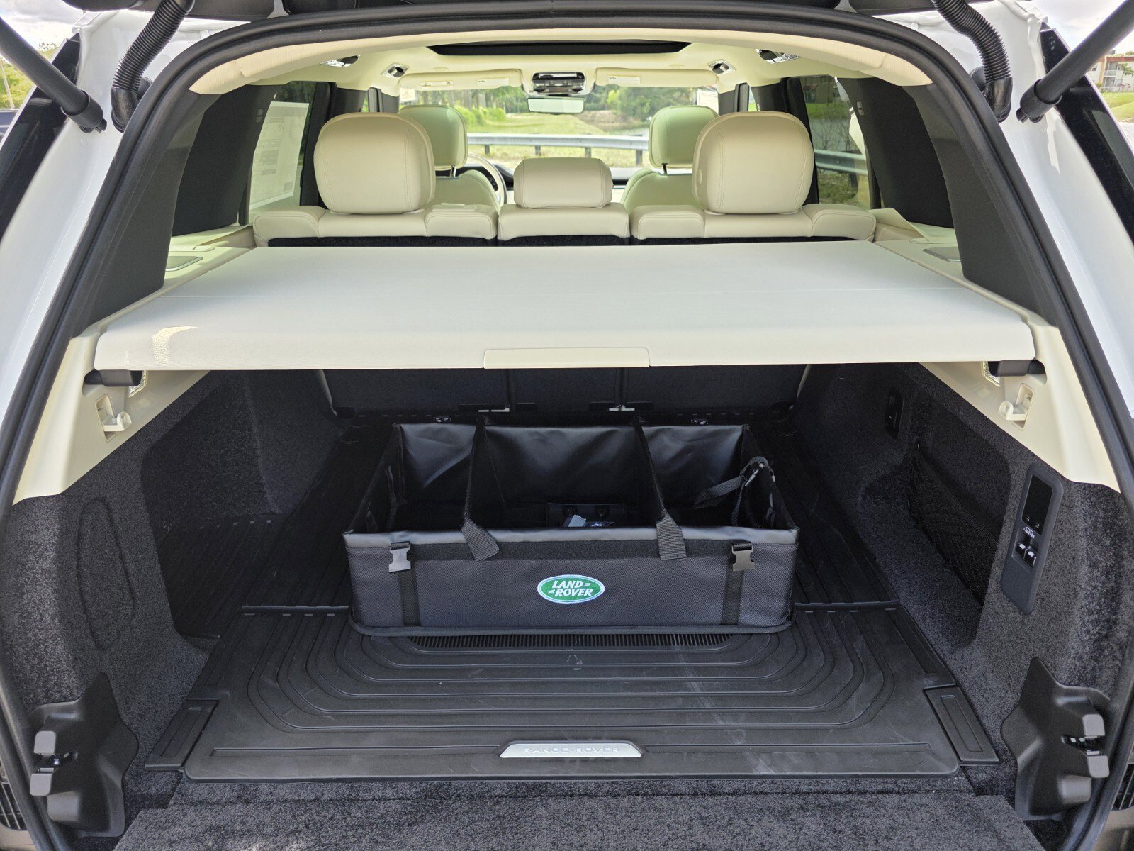 New 2026 Land Rover Range Rover SE image 14