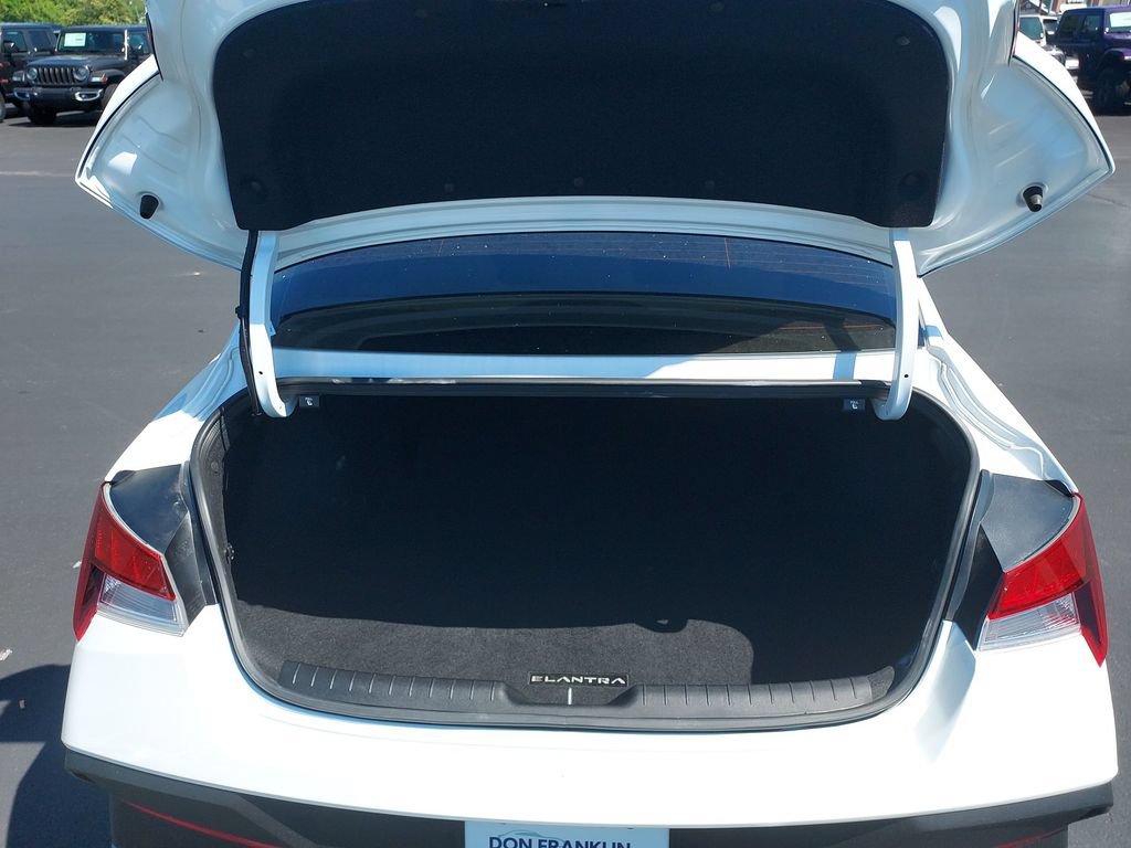 Used 2025 Hyundai Elantra SE FWD image 28
