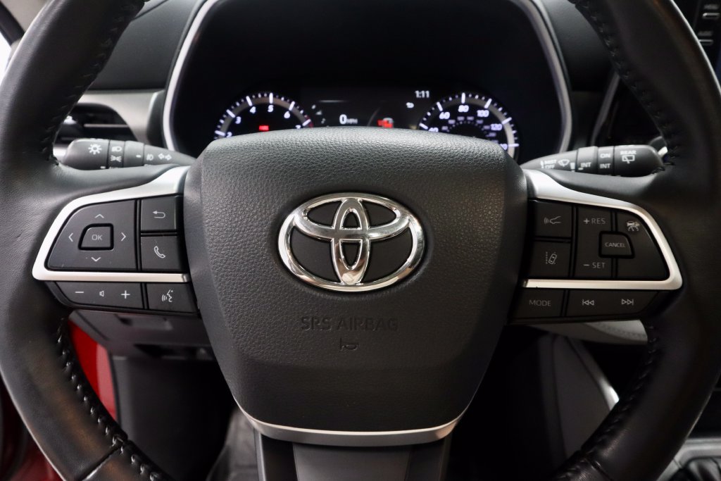 Used 2022 Toyota Highlander XLE AWD/4WD image 31