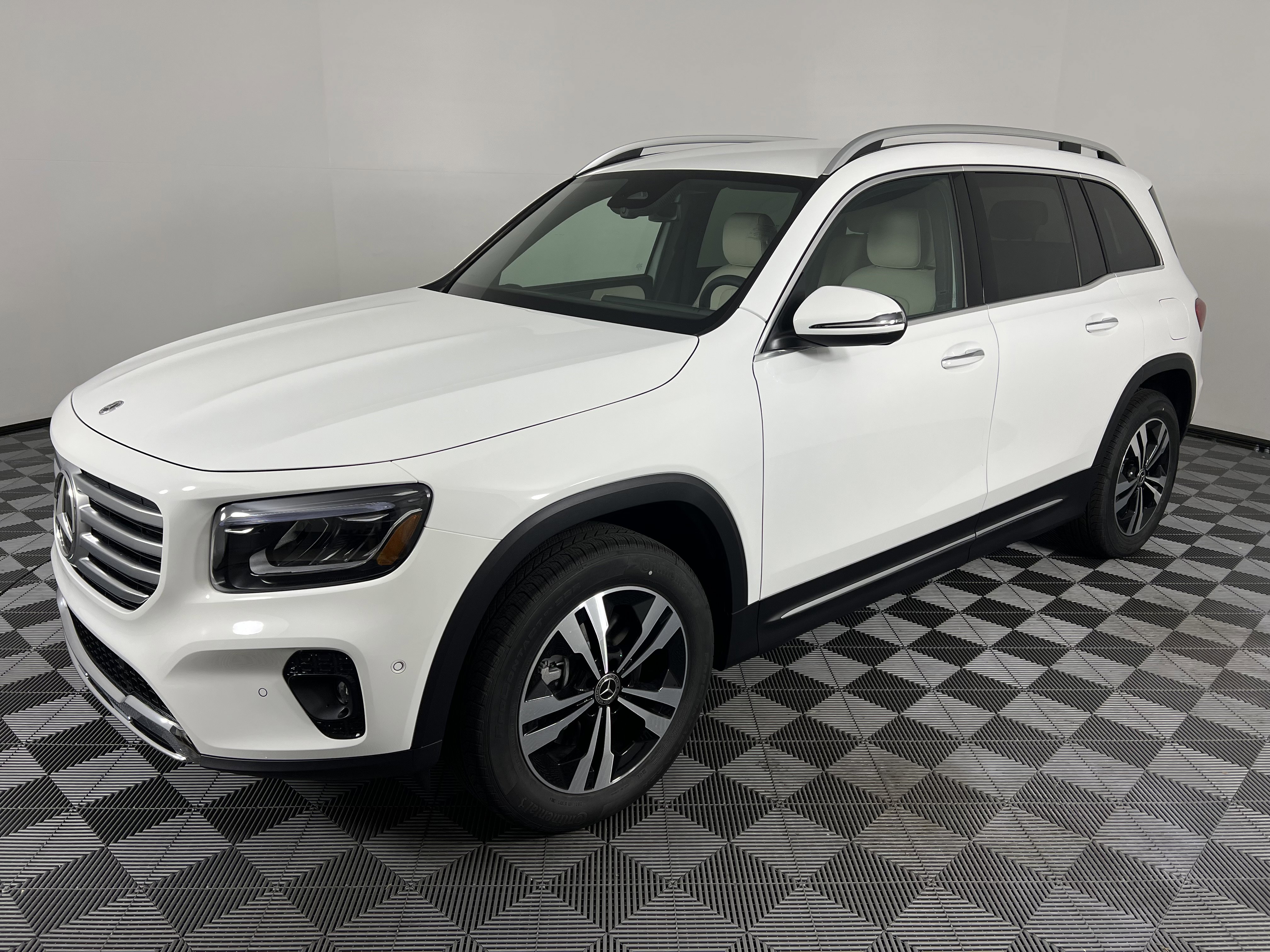 Used 2025 Mercedes-Benz GLB 250 4MATIC image 8