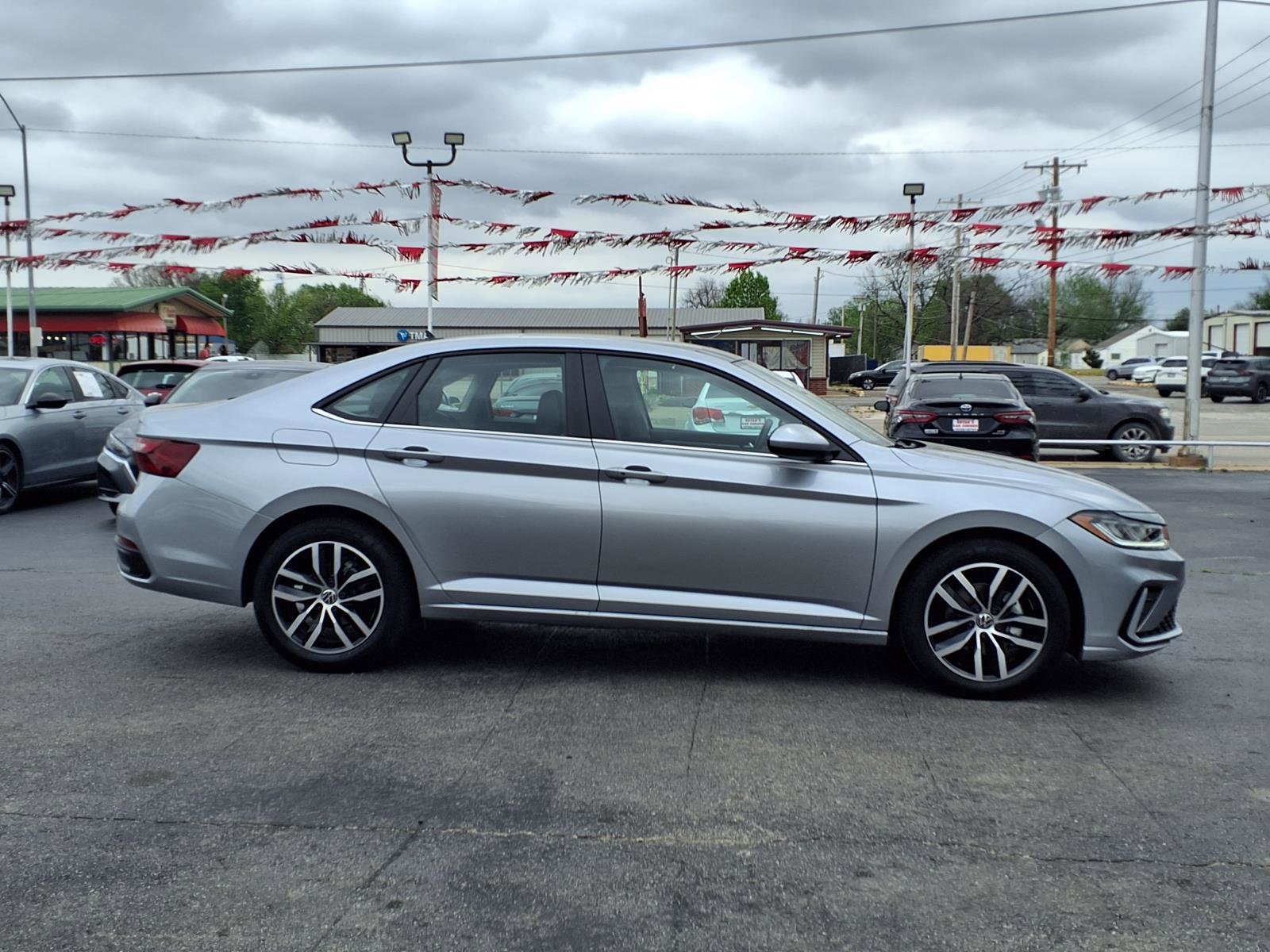 Used 2025 Volkswagen Jetta SE image 2