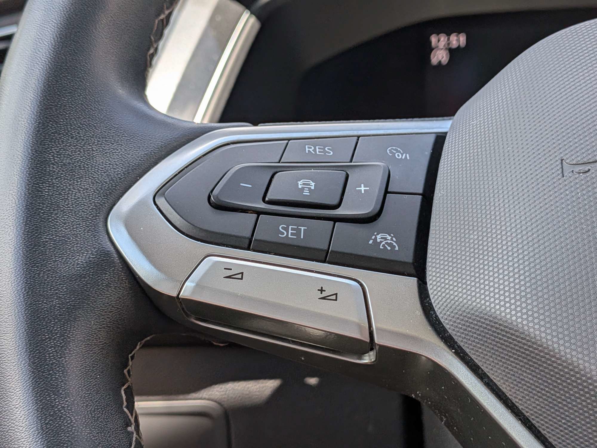 Used 2022 Volkswagen Tiguan SE w/ Panoramic Sunroof Package FWD image 30