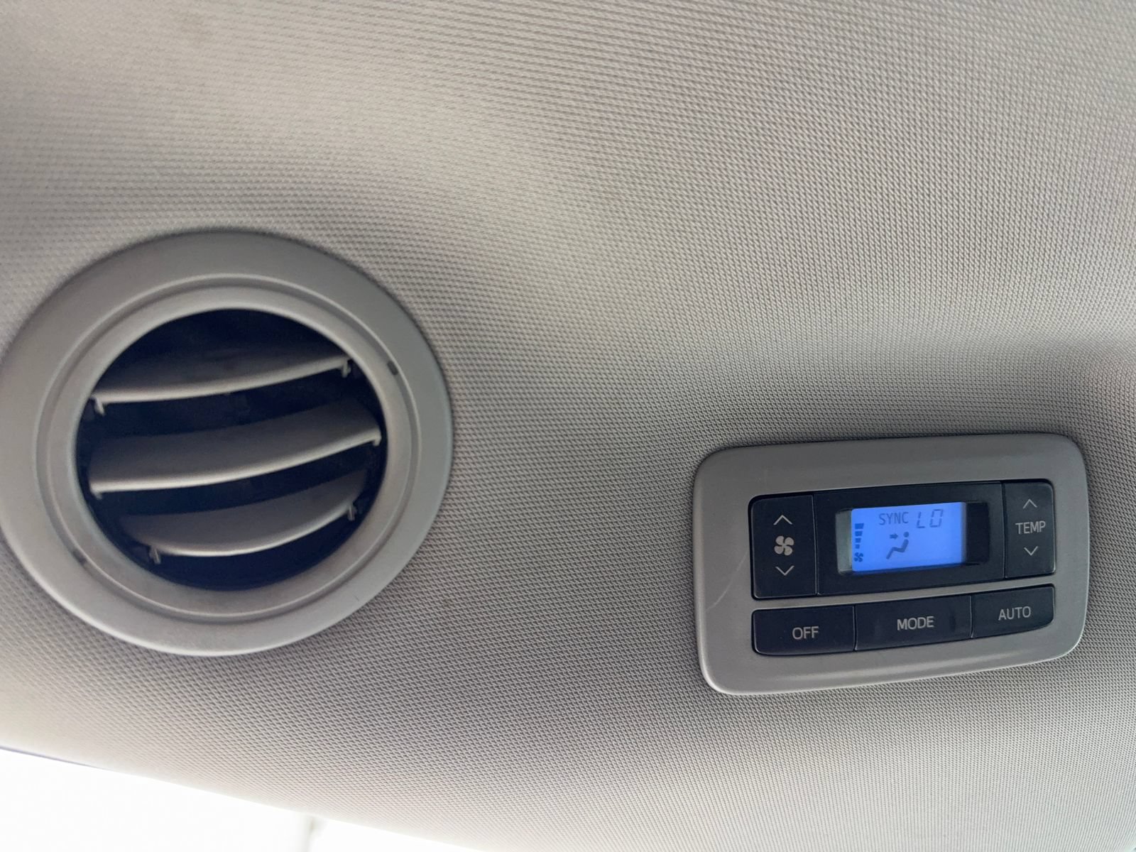 Used 2018 Toyota Sienna LE w/ Carpet Mat Package FWD image 37