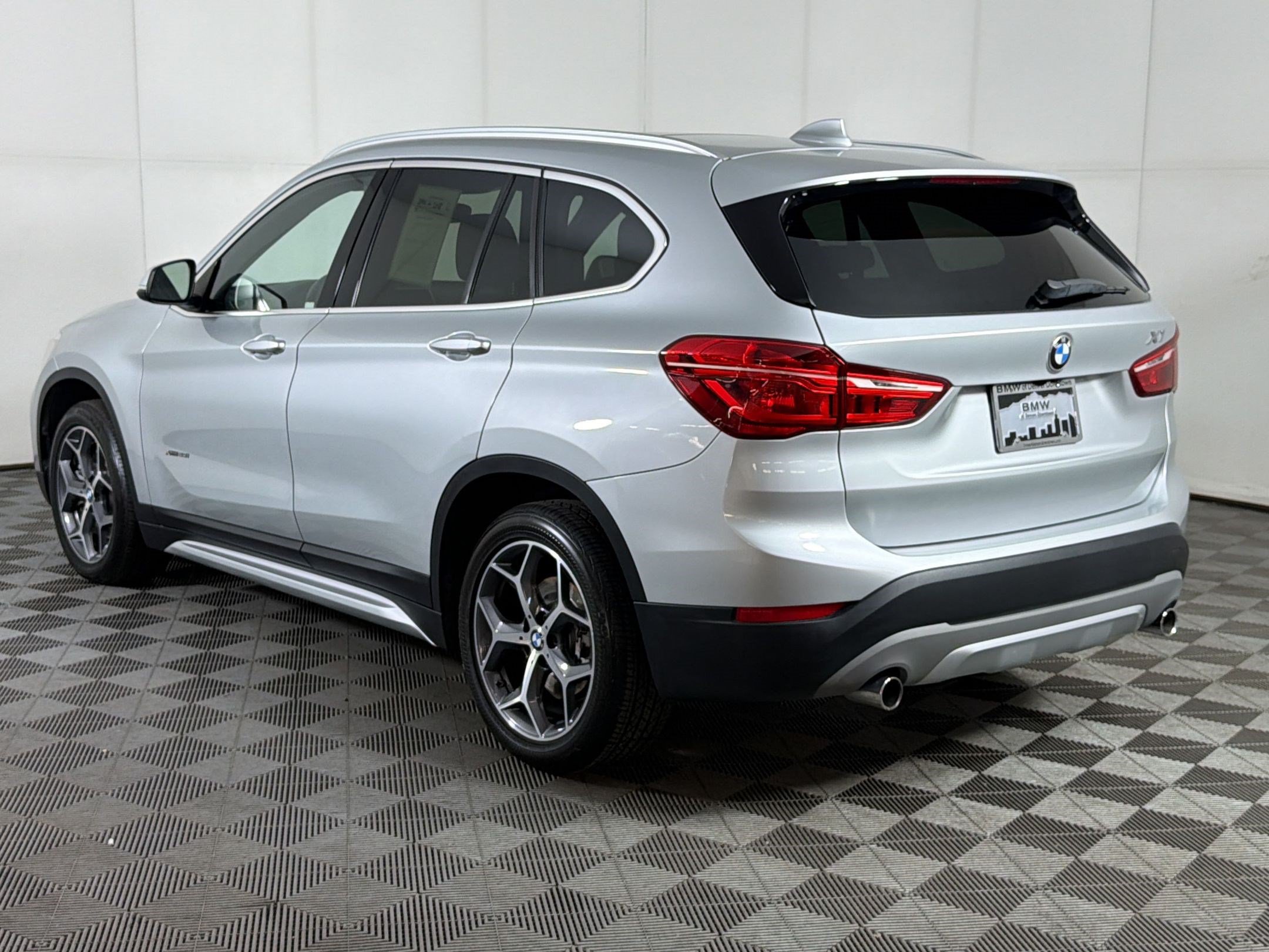 Used 2018 BMW X1 xDrive28i AWD/4WD image 3