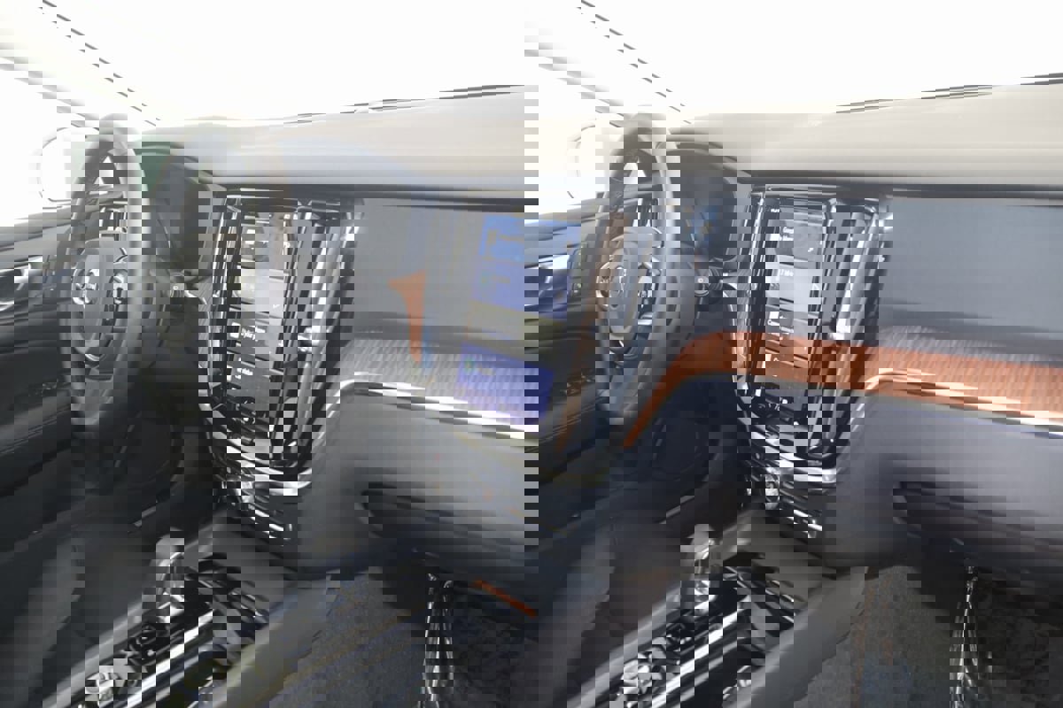 Used 2024 Volvo V60 B5 Cross Country Plus image 41