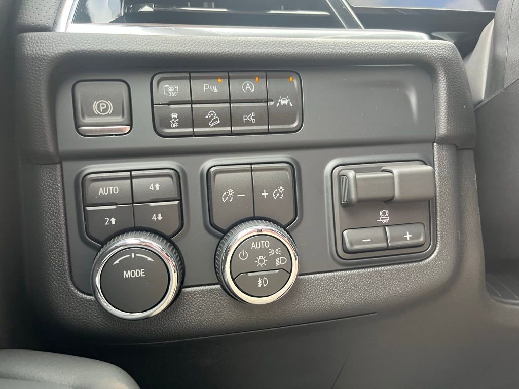 New 2026 Chevrolet Suburban Premier w/ Sun And Tow Package AWD/4WD image 28
