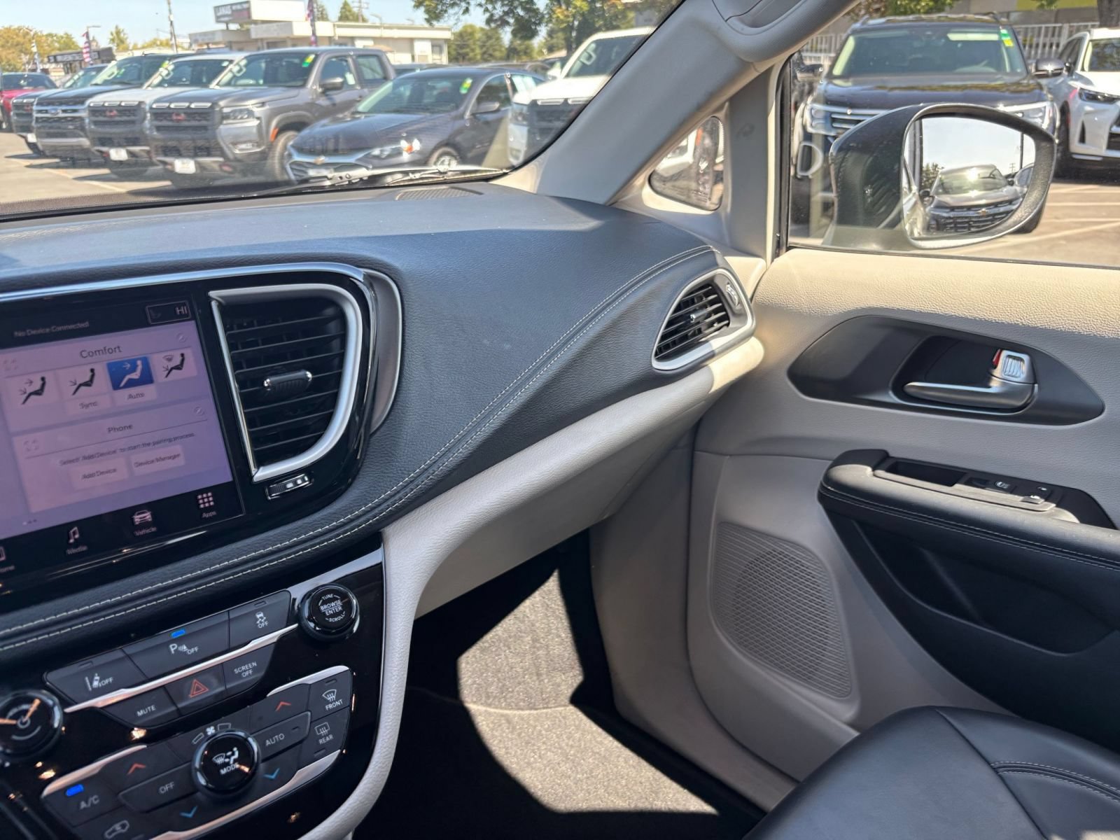 Used 2023 Chrysler Pacifica Touring-L FWD image 37
