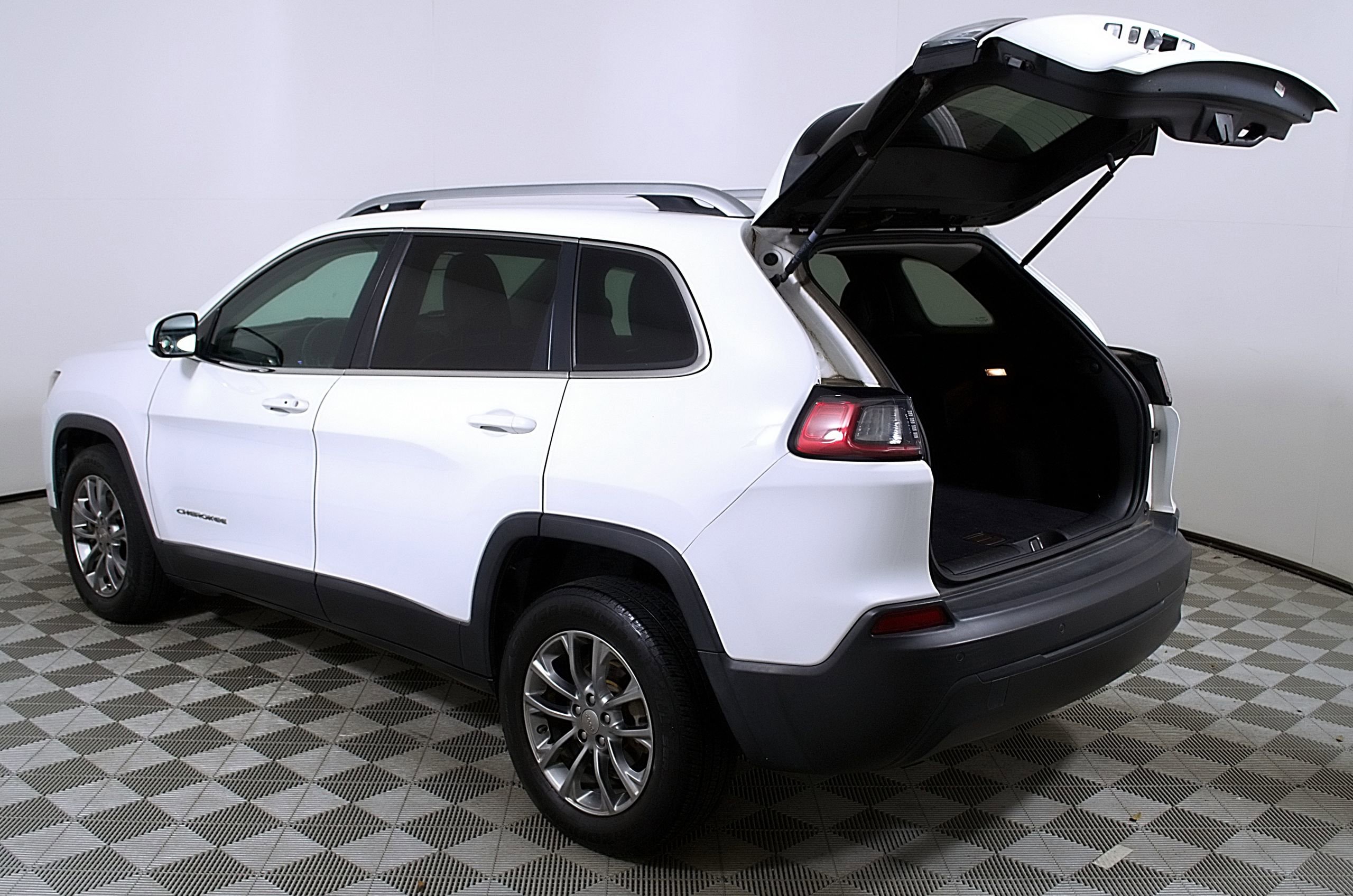 Used 2019 Jeep Cherokee Latitude Plus image 10