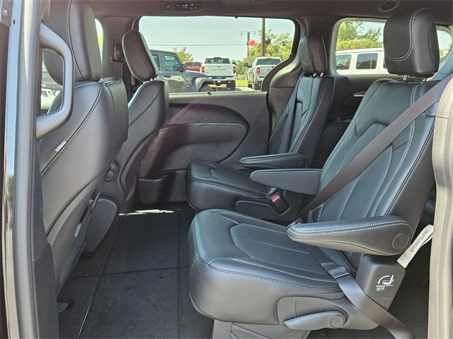 New 2026 Chrysler Pacifica Select image 4