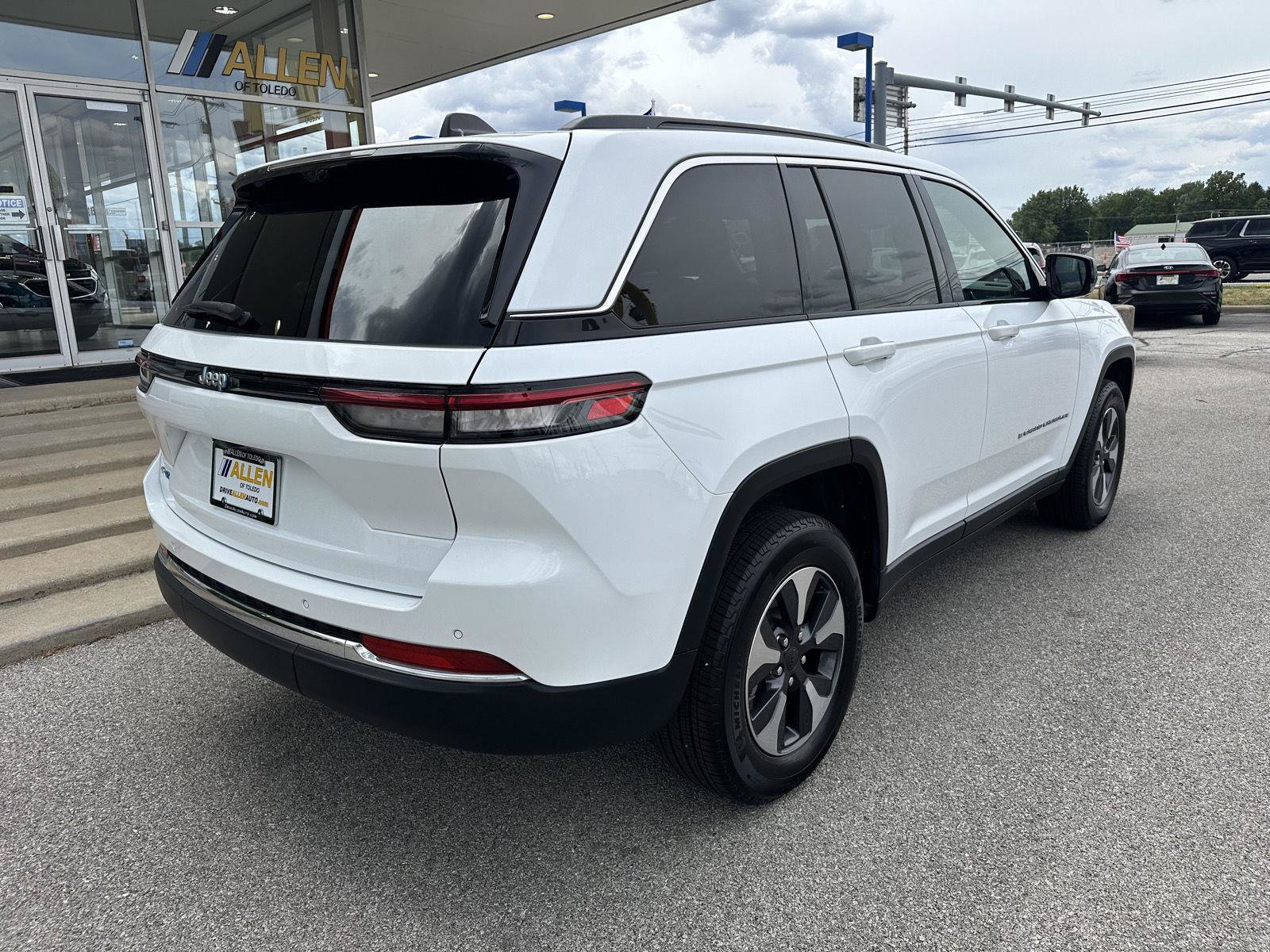 Used 2025 Jeep Grand Cherokee Limited 4xe w/ Luxury Tech Group II AWD/4WD image 13