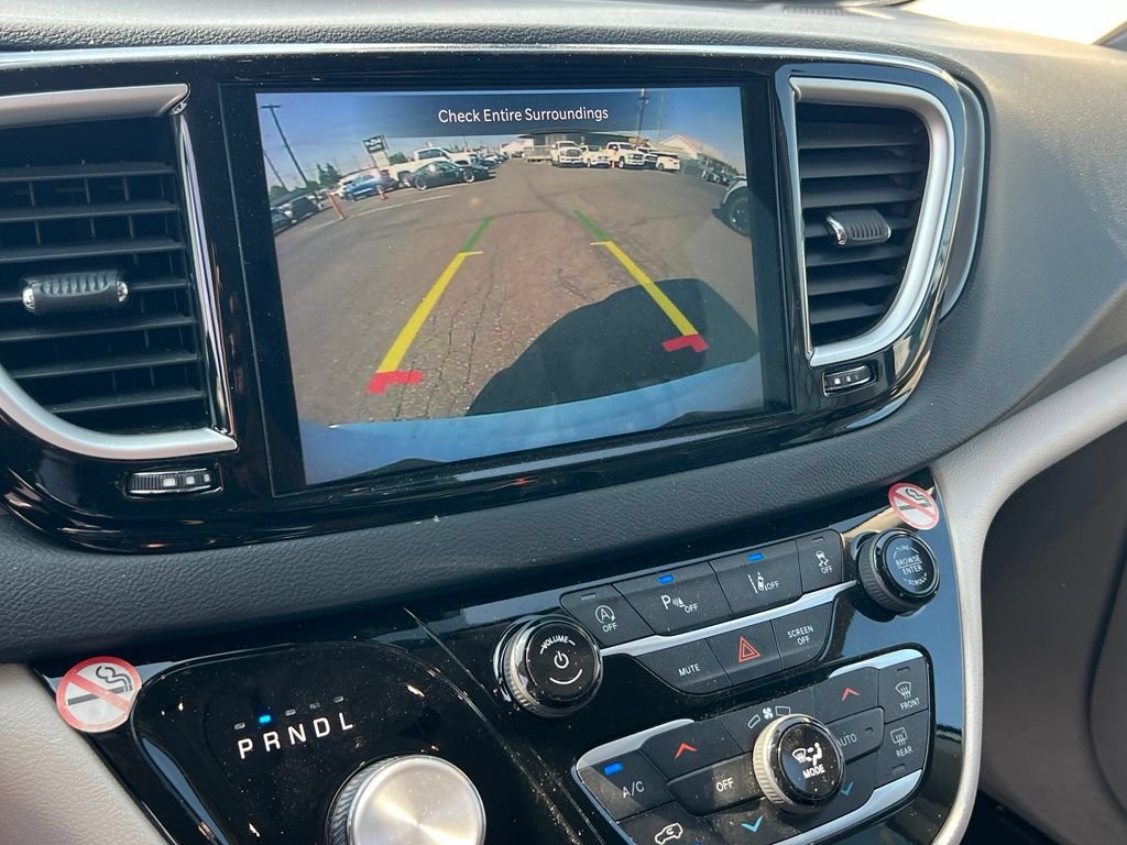 Used 2023 Chrysler Pacifica Touring-L FWD image 18