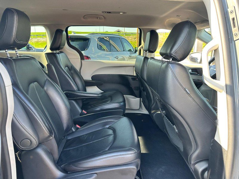 Used 2022 Chrysler Pacifica Touring-L FWD image 11
