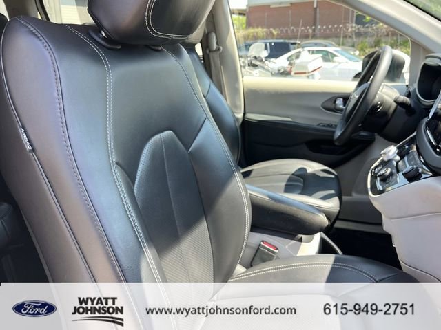 Used 2023 Chrysler Pacifica Touring-L image 26