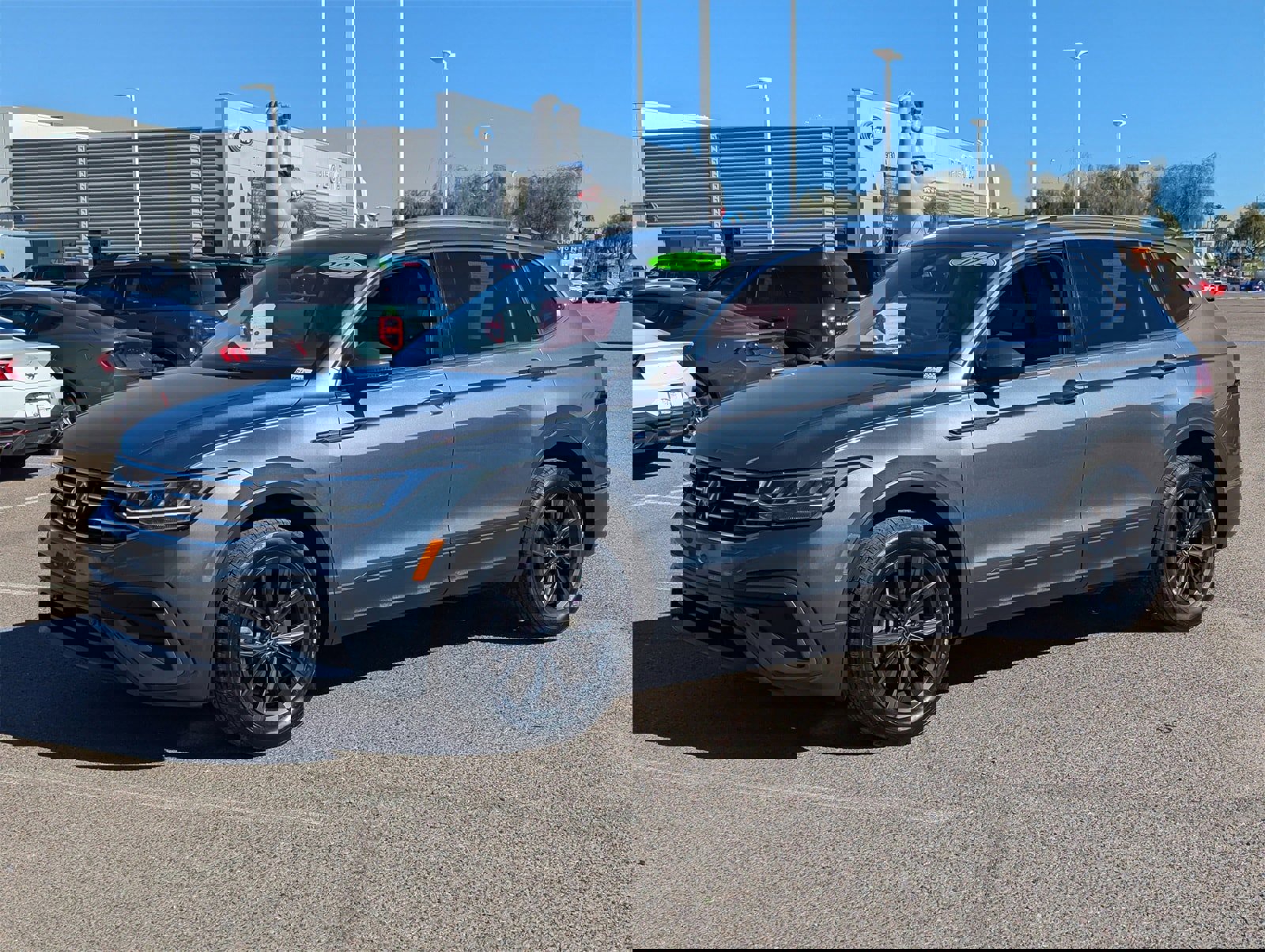 Used 2024 Volkswagen Tiguan SE image 2